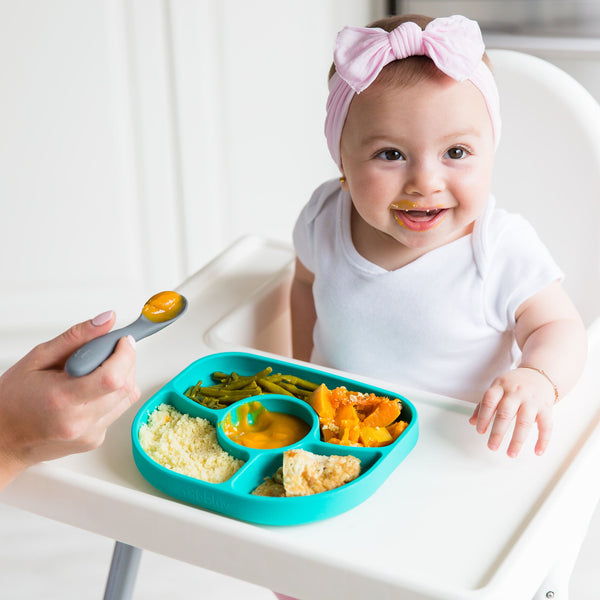 bébé-qui-mange-dans-assiette-bébé-anti-dégât-et-cuillère-en-silicone-Yümi-Aqua-3