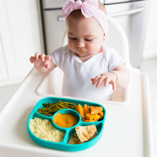 Assiette-bébé-anti-dégât-et-cuillère-en-silicone-Yümi-Aqua-5